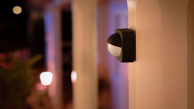 Philips Hue sensor utendørs inkl. 4 stk White Ambiance E27 pærer